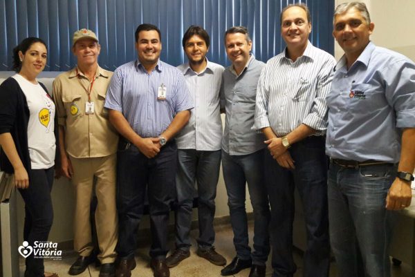 Prefeitura realiza mutirao de limpeza e combate a dengue em Santa Vitoria