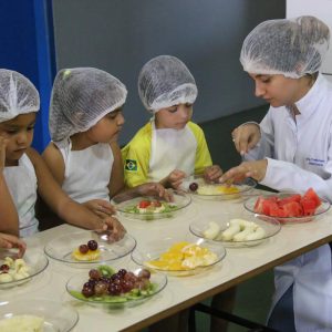 Prefeitura realiza projeto nos CEMEIS promovendo a educação alimentar para crianças