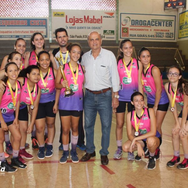 Equipe Campeã da Copa Intermunicipal de Basquetebol Feminino recebendo a premição das lideranças politicas de Santa Vitórial