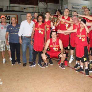 Equipe Campeã da Copa Intermunicipal de Basquetebol recebendo a premição das lideranças politicas de Santa Vitórial