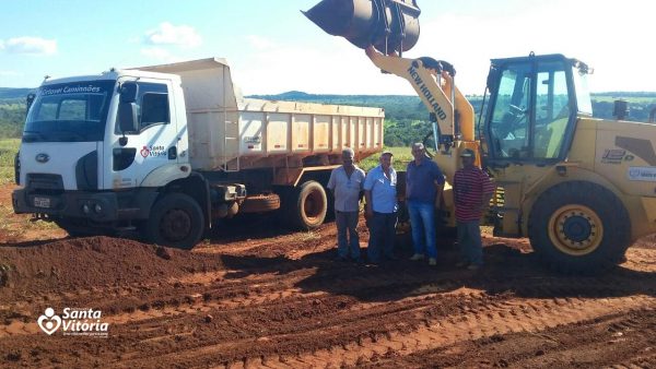 Prefeitura de Santa Vitória recebe doação de 50 caminhões de cascalho