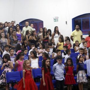 Alunos da Escola Municipal Geraldo Ribeiro recebem diplomas de conclusão da Educação Infantil (11)