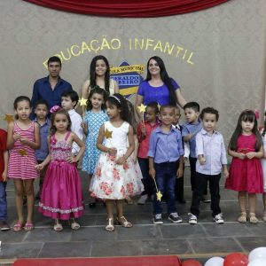 Alunos da Escola Municipal Geraldo Ribeiro recebem diplomas de conclusão da Educação Infantil (16)