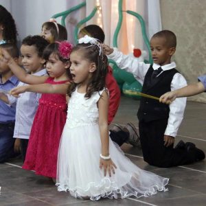 Alunos da Escola Municipal Geraldo Ribeiro recebem diplomas de conclusão da Educação Infantil (17)