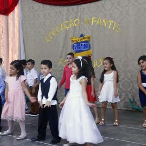 Alunos da Escola Municipal Geraldo Ribeiro recebem diplomas de conclusão da Educação Infantil (25)