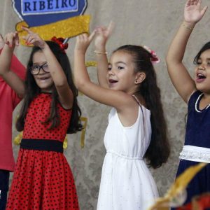 Alunos da Escola Municipal Geraldo Ribeiro recebem diplomas de conclusão da Educação Infantil (26)