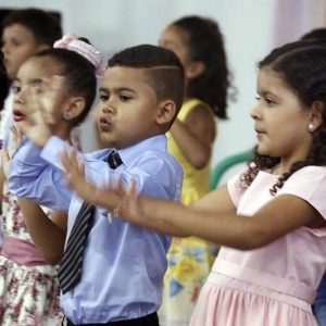 Alunos da Escola Municipal Geraldo Ribeiro recebem diplomas de conclusão da Educação Infantil (27)