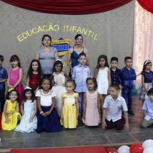 Alunos da Escola Municipal Geraldo Ribeiro recebem diplomas de conclusão da Educação Infantil (30)