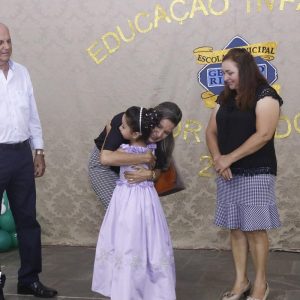 Alunos da Escola Municipal Geraldo Ribeiro recebem diplomas de conclusão da Educação Infantil (52)