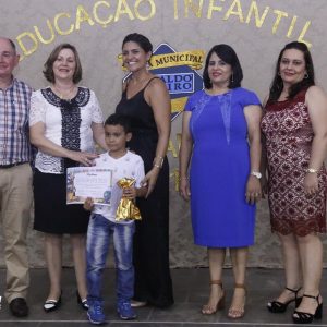 Alunos da Escola Municipal Geraldo Ribeiro recebem diplomas de conclusão da Educação Infantil (57)