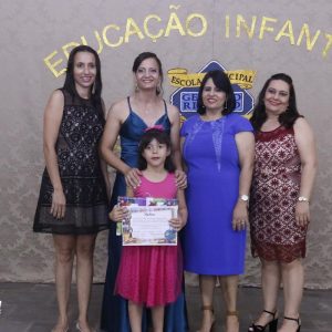 Alunos da Escola Municipal Geraldo Ribeiro recebem diplomas de conclusão da Educação Infantil (64)