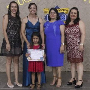 Alunos da Escola Municipal Geraldo Ribeiro recebem diplomas de conclusão da Educação Infantil (66)