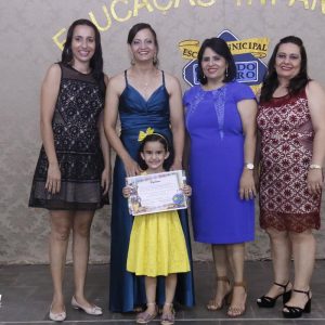 Alunos da Escola Municipal Geraldo Ribeiro recebem diplomas de conclusão da Educação Infantil (67)
