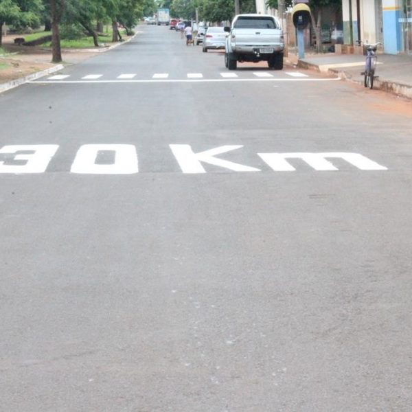 Avenidas em Santa Vitória ganham nova sinalização de trânsito (2) Avenidas em Santa Vitória ganham nova sinalização de trânsito (2)