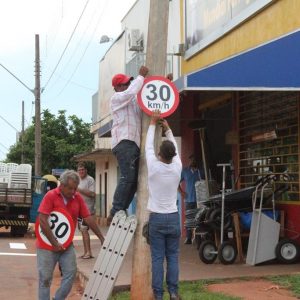 Avenidas em Santa Vitória ganham nova sinalização de trânsito (4) Avenidas em Santa Vitória ganham nova sinalização de trânsito (4)