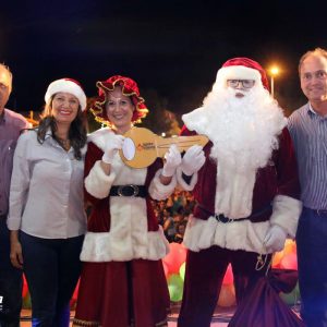 Chegada do Papai Noel à Santa Vitória causa encanto a toda criançada (1) Chegada do Papai Noel à Santa Vitória causa encanto a toda criançada (1)