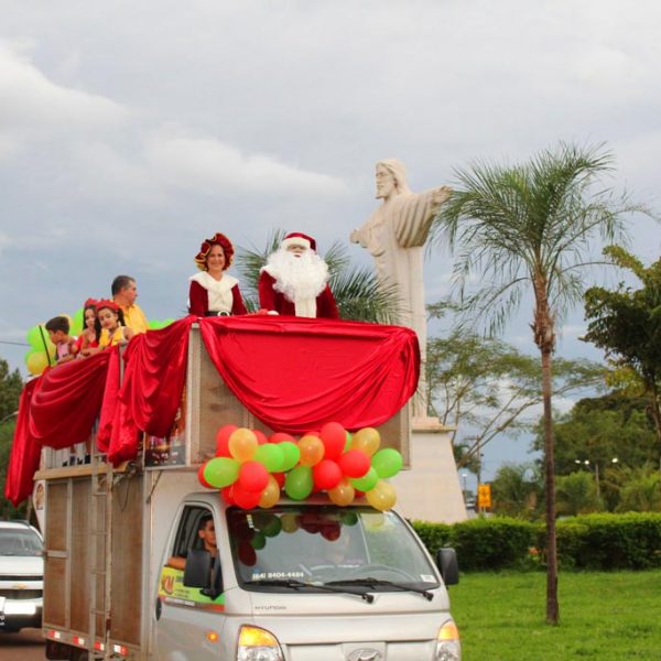 Chegada do Papai Noel à Santa Vitória causa encanto a toda criançada (10) Chegada do Papai Noel à Santa Vitória causa encanto a toda criançada (10)