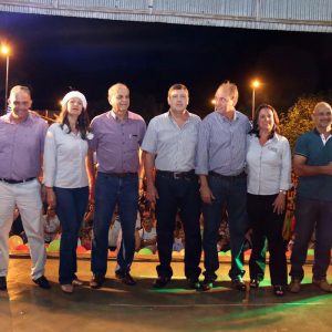 Chegada do Papai Noel à Santa Vitória causa encanto a toda criançada (11) Chegada do Papai Noel à Santa Vitória causa encanto a toda criançada (11)