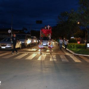 Chegada do Papai Noel à Santa Vitória causa encanto a toda criançada (12) Chegada do Papai Noel à Santa Vitória causa encanto a toda criançada (12)