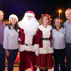 Chegada do Papai Noel à Santa Vitória causa encanto a toda criançada (13) Chegada do Papai Noel à Santa Vitória causa encanto a toda criançada (13)