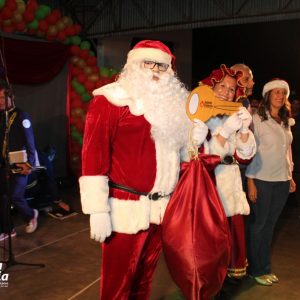 Chegada do Papai Noel à Santa Vitória causa encanto a toda criançada (14) Chegada do Papai Noel à Santa Vitória causa encanto a toda criançada (14)