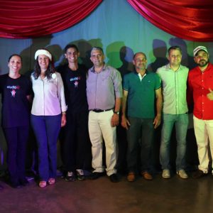 Chegada do Papai Noel à Santa Vitória causa encanto a toda criançada (16) Chegada do Papai Noel à Santa Vitória causa encanto a toda criançada (16)