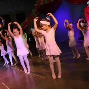 Chegada do Papai Noel à Santa Vitória causa encanto a toda criançada (17) Chegada do Papai Noel à Santa Vitória causa encanto a toda criançada (17)