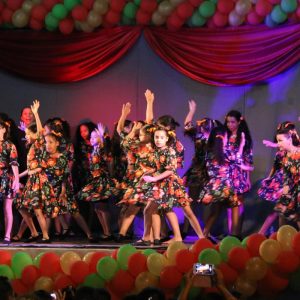 Chegada do Papai Noel à Santa Vitória causa encanto a toda criançada (18) Chegada do Papai Noel à Santa Vitória causa encanto a toda criançada (18)