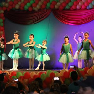 Chegada do Papai Noel à Santa Vitória causa encanto a toda criançada (19) Chegada do Papai Noel à Santa Vitória causa encanto a toda criançada (19)