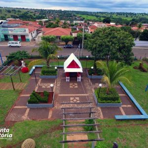 Chegada do Papai Noel à Santa Vitória causa encanto a toda criançada (2) Chegada do Papai Noel à Santa Vitória causa encanto a toda criançada (2)