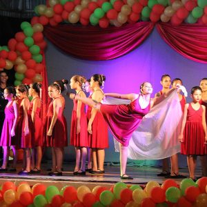 Chegada do Papai Noel à Santa Vitória causa encanto a toda criançada (20) Chegada do Papai Noel à Santa Vitória causa encanto a toda criançada (20)