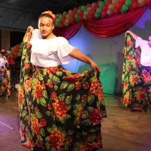 Chegada do Papai Noel à Santa Vitória causa encanto a toda criançada (21) Chegada do Papai Noel à Santa Vitória causa encanto a toda criançada (21)