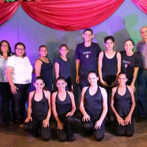 Chegada do Papai Noel à Santa Vitória causa encanto a toda criançada (22) Chegada do Papai Noel à Santa Vitória causa encanto a toda criançada (22)