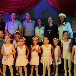 Chegada do Papai Noel à Santa Vitória causa encanto a toda criançada (23) Chegada do Papai Noel à Santa Vitória causa encanto a toda criançada (23)