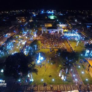 Chegada do Papai Noel à Santa Vitória causa encanto a toda criançada (27) Chegada do Papai Noel à Santa Vitória causa encanto a toda criançada (27)