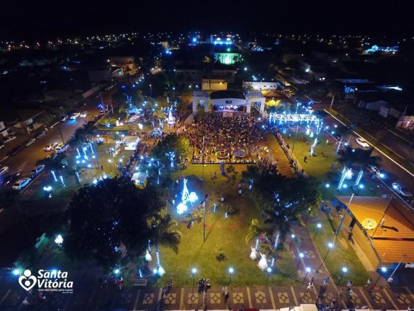 Chegada do Papai Noel à Santa Vitória causa encanto a toda criançada (27)