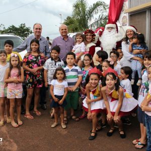Chegada do Papai Noel à Santa Vitória causa encanto a toda criançada (28) Chegada do Papai Noel à Santa Vitória causa encanto a toda criançada (28)