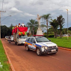 Chegada do Papai Noel à Santa Vitória causa encanto a toda criançada (29) Chegada do Papai Noel à Santa Vitória causa encanto a toda criançada (29)