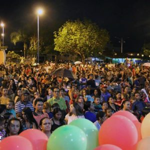 Chegada do Papai Noel à Santa Vitória causa encanto a toda criançada (3) Chegada do Papai Noel à Santa Vitória causa encanto a toda criançada (3)