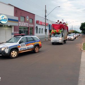 Chegada do Papai Noel à Santa Vitória causa encanto a toda criançada (6) Chegada do Papai Noel à Santa Vitória causa encanto a toda criançada (6)