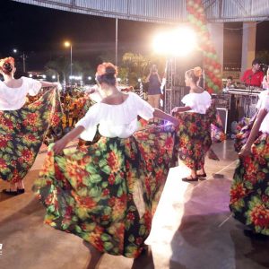 Chegada do Papai Noel à Santa Vitória causa encanto a toda criançada (7) Chegada do Papai Noel à Santa Vitória causa encanto a toda criançada (7)