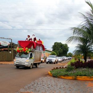 Chegada do Papai Noel à Santa Vitória causa encanto a toda criançada (8) Chegada do Papai Noel à Santa Vitória causa encanto a toda criançada (8)