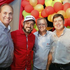 Chegada do Papai Noel à Santa Vitória causa encanto a toda criançada (9) Chegada do Papai Noel à Santa Vitória causa encanto a toda criançada (9)