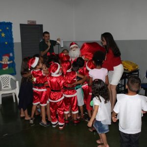 Creche Municipal de Chaveslândia encerra ano letivo com apresentações artísticas sobre o Natal (34) Creche Municipal de Chaveslândia encerra ano letivo com apresentações artísticas sobre o Natal (34)