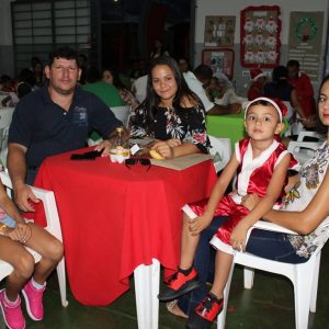 Creche Municipal de Chaveslândia encerra ano letivo com apresentações artísticas sobre o Natal (4) Creche Municipal de Chaveslândia encerra ano letivo com apresentações artísticas sobre o Natal (4)