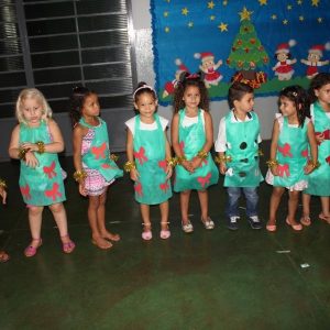 Creche Municipal de Chaveslândia encerra ano letivo com apresentações artísticas sobre o Natal (49) Creche Municipal de Chaveslândia encerra ano letivo com apresentações artísticas sobre o Natal (49)
