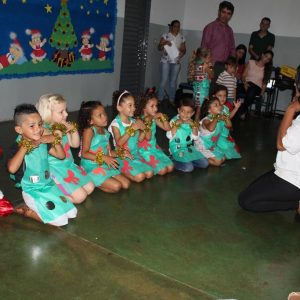 Creche Municipal de Chaveslândia encerra ano letivo com apresentações artísticas sobre o Natal (51) Creche Municipal de Chaveslândia encerra ano letivo com apresentações artísticas sobre o Natal (51)