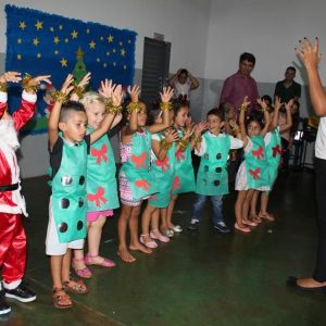 Creche Municipal de Chaveslândia encerra ano letivo com apresentações artísticas sobre o Natal (52) Creche Municipal de Chaveslândia encerra ano letivo com apresentações artísticas sobre o Natal (52)