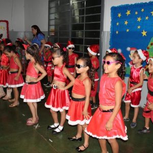 Creche Municipal de Chaveslândia encerra ano letivo com apresentações artísticas sobre o Natal (54) Creche Municipal de Chaveslândia encerra ano letivo com apresentações artísticas sobre o Natal (54)