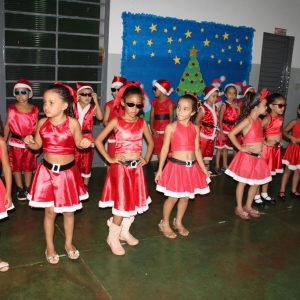 Creche Municipal de Chaveslândia encerra ano letivo com apresentações artísticas sobre o Natal (55) Creche Municipal de Chaveslândia encerra ano letivo com apresentações artísticas sobre o Natal (55)